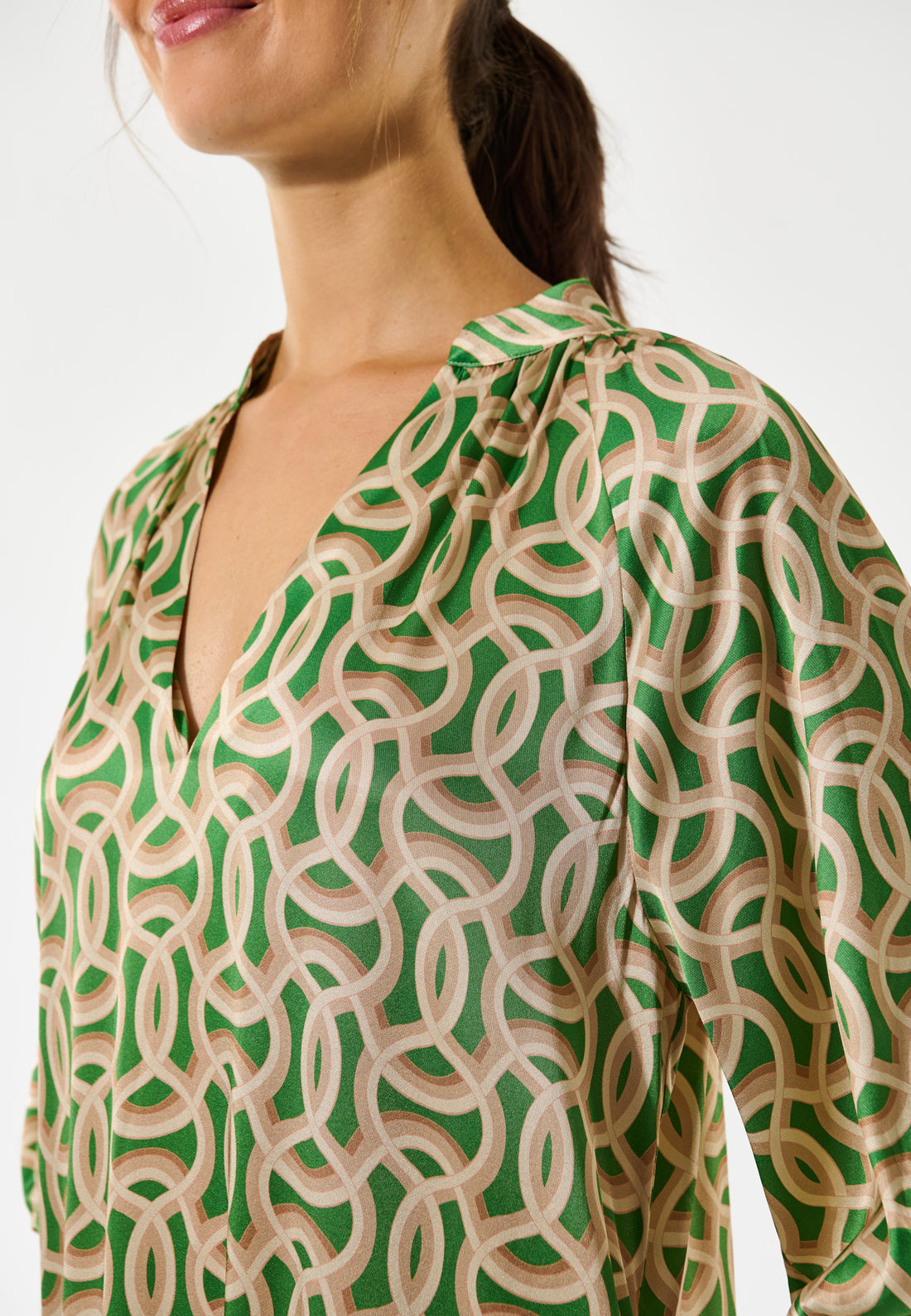 SabrinaDEA-Dress with V neckline