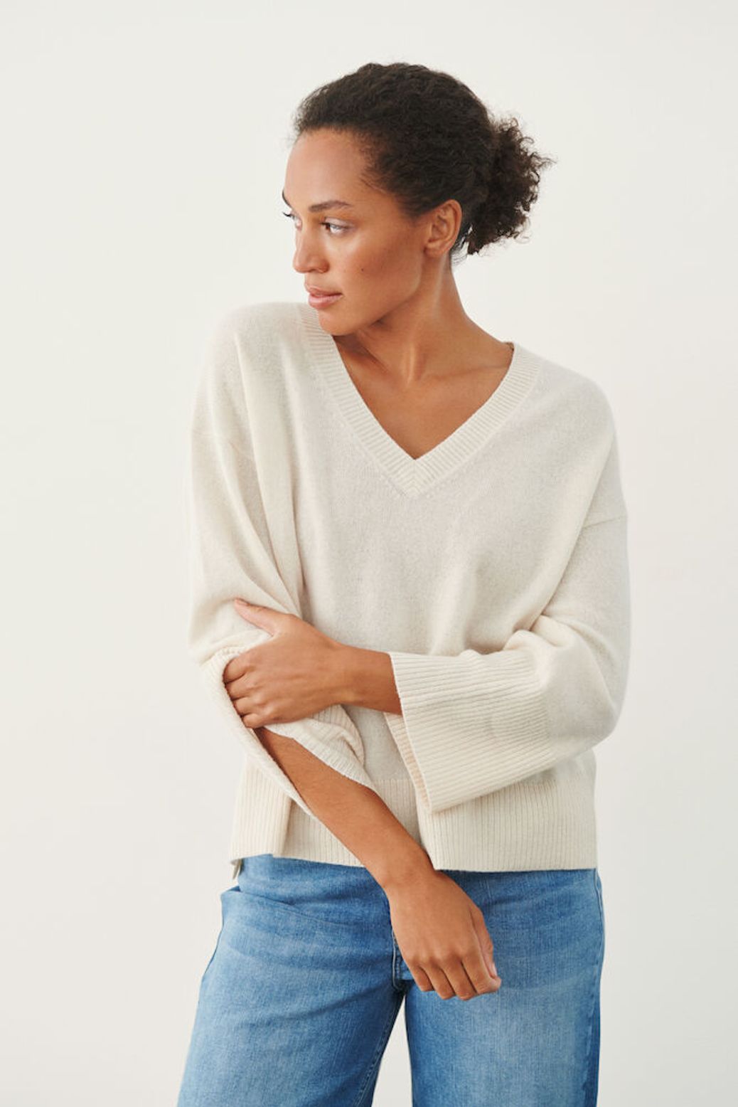 Hellin White Cap Cream V Neck Cahsmere Sweater